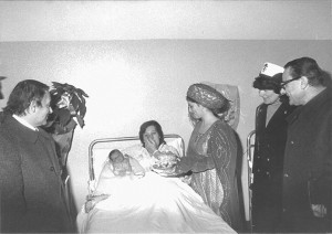 Consegna dell’Impagliata alla madre del primo neonato dell’anno, Faenza, 1980.