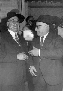 Ino Savini e Raffaele Bendandi ricevono il caplazz di merito della Società del Passatore, Faenza, 1972.
