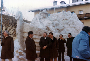 Scultura di ghiaccio rappresentante il Passatore, Cortina d’Ampezzo, 1977.